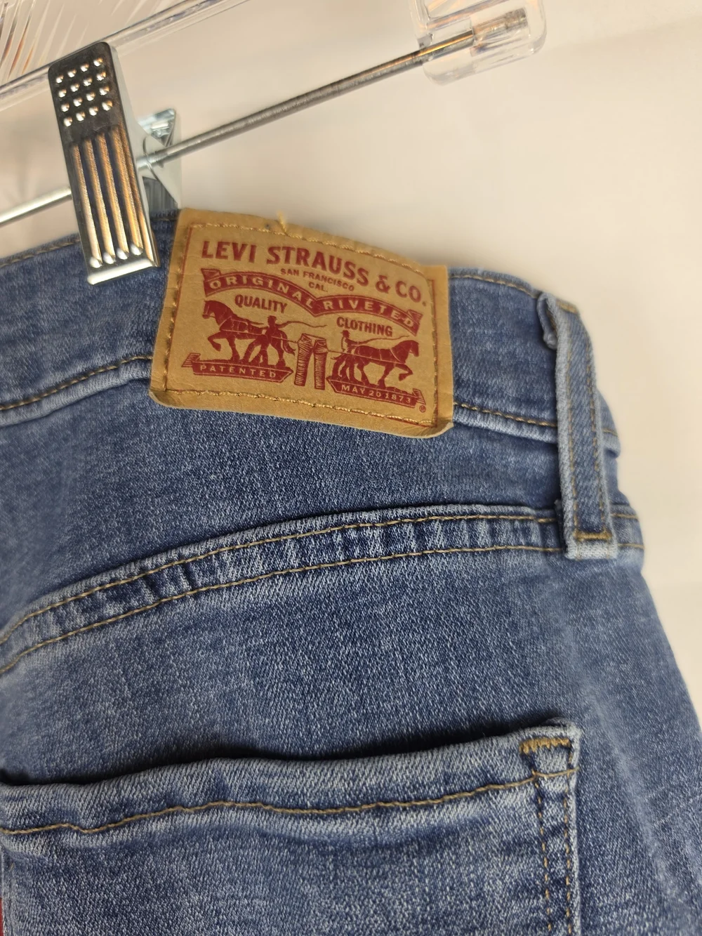 Levi's Classic Crop Jeans in Medium Blue Wash. Size 6/28